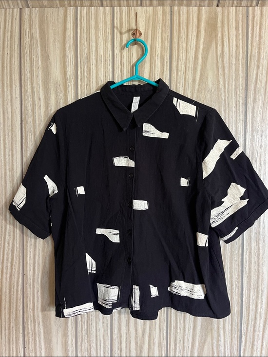 Eve Gravel Tops - Eve Gravel Black Short-Sleeve Button-Down with White Abstract Prints